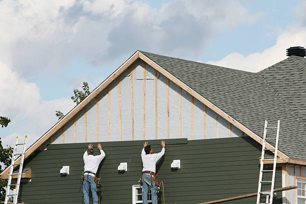 Professional Siding technician working in Bolingbrook, IL